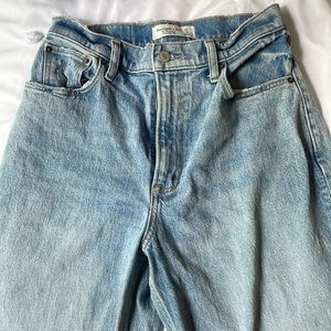 Abercrombie the 90’s straight ultra high rise 27/4 curve love